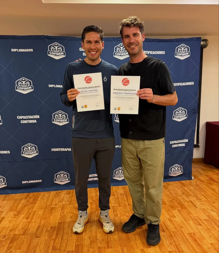 Diplomas y formación profesional del equipo