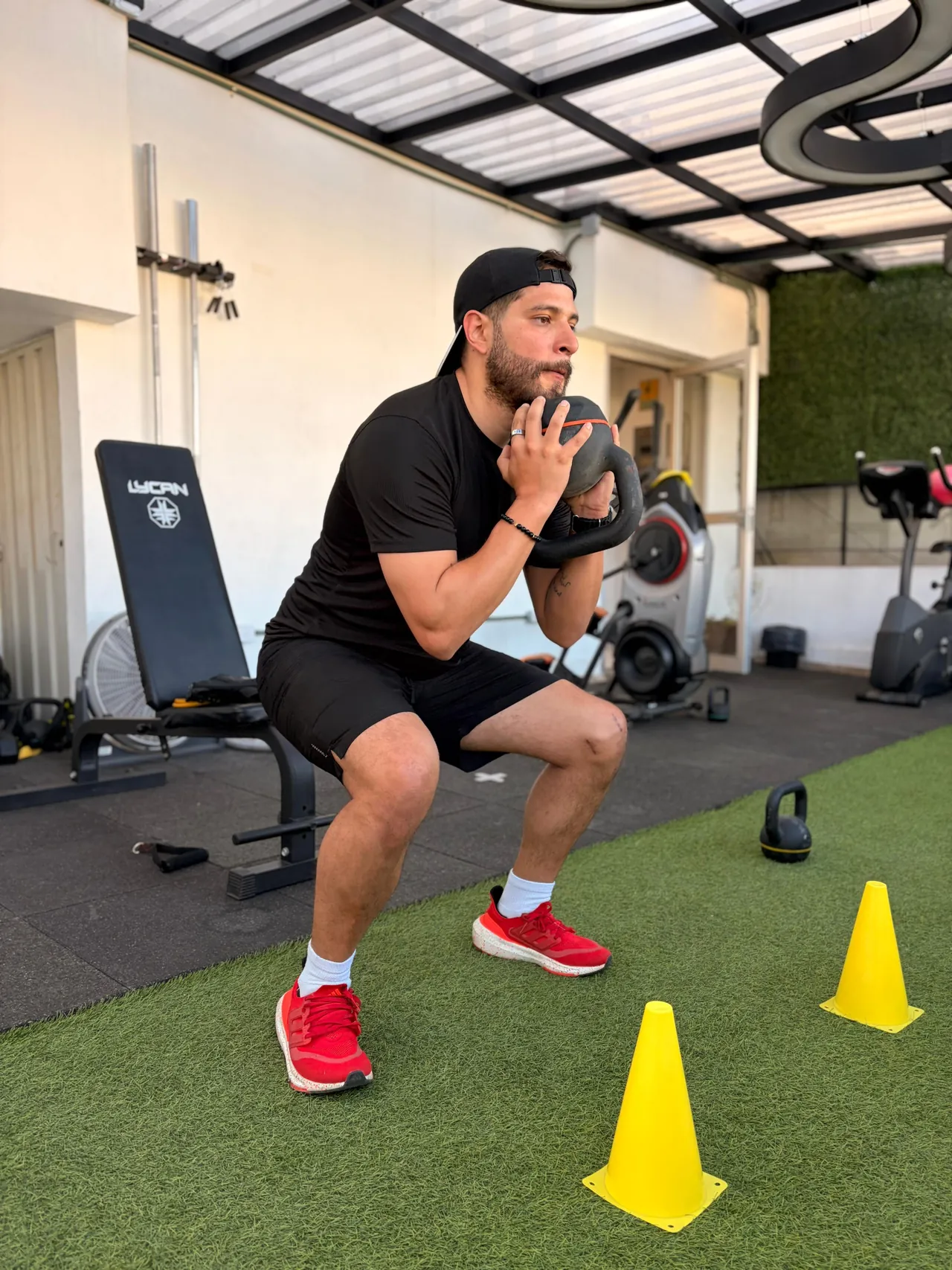 Deportista realiza ejercicio supervisado durante fisioterapia deportiva