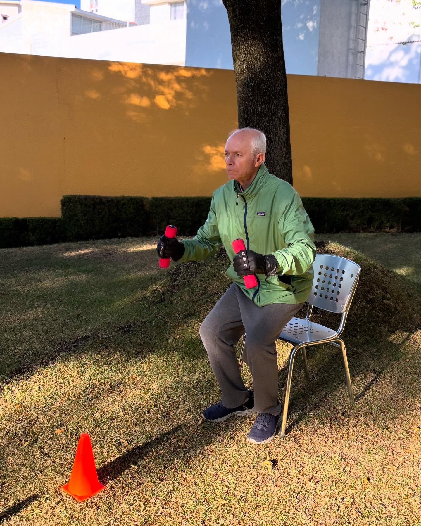 Adulto mayor realiza ejercicio de fuerza al aire libre
