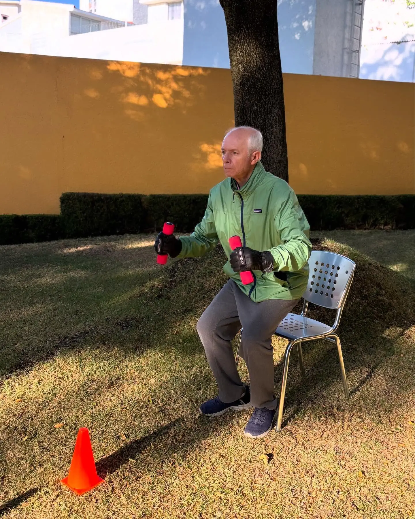 Adulto mayor realiza ejercicio de fuerza al aire libre