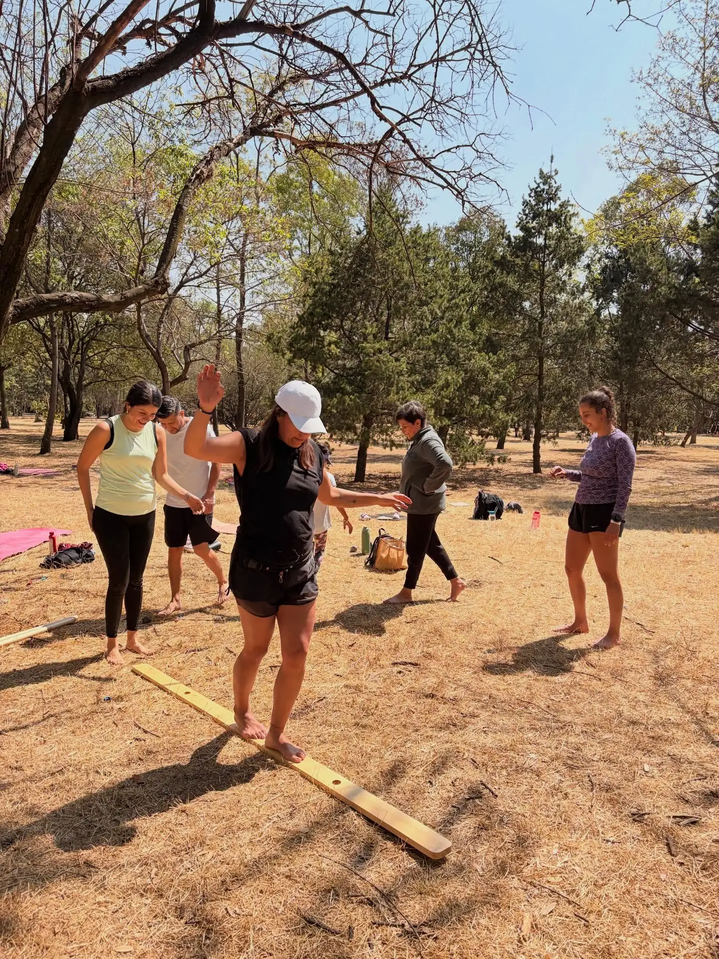 Grupo entrena equilibrio y estabilidad al aire libre